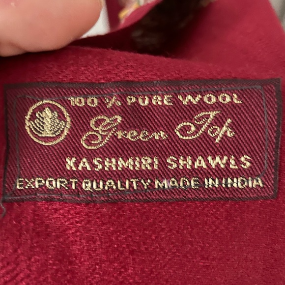 Kashmiri Shawls Red Patterned Shawl - Picture 3 of 4
